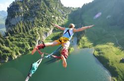 亚洲杯最新形势：利物浦高居榜首，多特蒙德强势追赶，冠军归属成迷