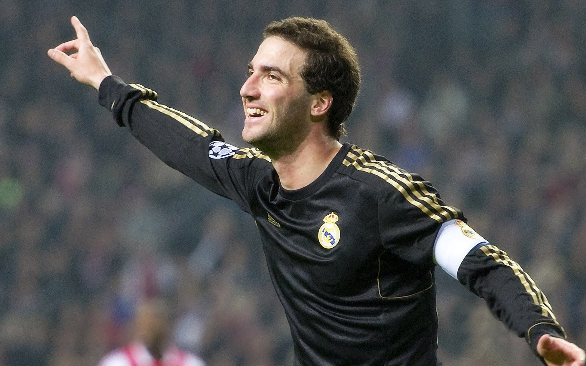 马龙复出首秀出彩,巴塞罗那主场险胜AC米兰,豪取12连胜